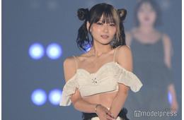 フォーエイト48あみか、ミニ丈から美ウエスト披露「へそピかっこいい」「引き締まってる」の声