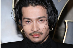 King Gnu常田大希、スキンヘッド姿に注目集まる「頭の形が綺麗すぎ」「顔立ちの良さが際立つ」