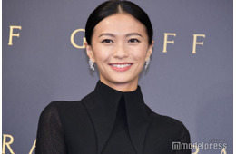 榮倉奈々、美脚全開のハーフパンツコーデに「さすがのスタイル」「上品で素敵」注目集まる