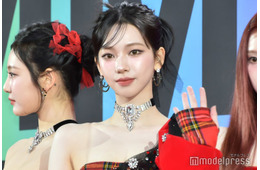 aespaカリナ、美背中全開「サマソニ」オフショットに「引き締まってる」「綺麗」の声