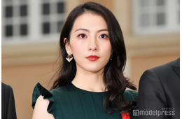 KARA知英、ミニ丈×タトゥーストッキングで美脚スラリ「着こなし可愛すぎる」「スタイル抜群」と反響