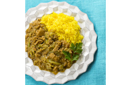 10分で完成「魚肉ソーセージとキャベツのキーマカレー」。低カロリー高タンパクな「魚肉ソーセージ」で、夏を乗り切る！