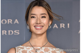 すみれ、純白紐ビキニで美ボディ披露 スペインでのプールショットに「小麦肌がかっこいい」「絵になる」と反響