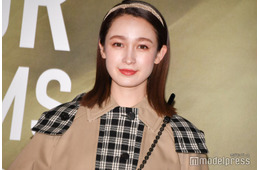 藤井サチ、膝上ミニで美脚輝く パリ満喫ショットに「絵になる」「スタイル抜群」と反響