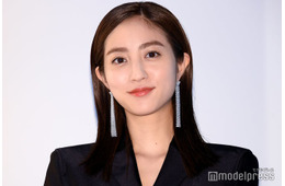 堀田茜、美ウエストチラリの私服姿に反響「へそ出しセクシー」「カジュアルで素敵」