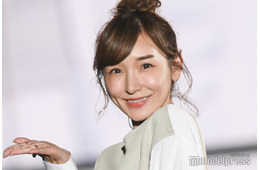 加護亜依、黒水着でプール満喫「楽しい夏休み」