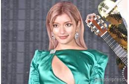 ローラ、胸元大胆黒ドレス姿「和洋融合スタイル」「見るたびに綺麗が増してる」と反響
