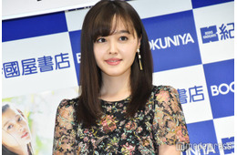 元モー娘。久住小春、大胆ウエスト開きチューブトップで肌見せ「服どうなってるの？」「着こなせるのすごい」と反響