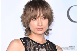 佐田真由美、ボディスーツで美スタイル際立つ「ライブで張り切ったファッション」に反響続々