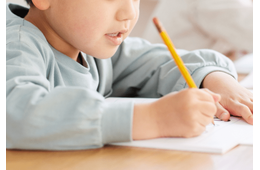 【祖父母の家で…】文字を練習する4歳の孫　自由帳を見た瞬間⇒まさかの内容に「うるっとした」「うちの子になっちゃうか？」