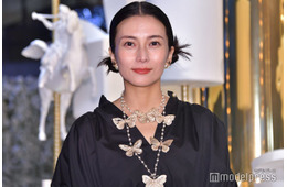 柴咲コウ、シースルースリットワンピコーデ 台湾ショットに反響「美の塊」「背中がセクシー」