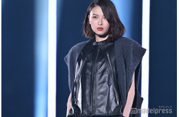 茅島みずき、素材違いのオールブラックコーデで大人な魅力【TGC2025A/W】