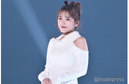 矢吹奈子、純白ワンピで美肩チラリ 可愛さ全開コーデ【TGC2025A/W】