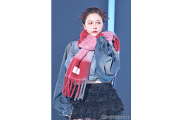 村重杏奈、胸キュン仕草連発 抜群スタイル輝く冬先取りコーデ【TGC2025A/W】