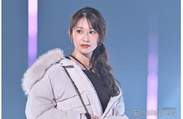 桜井玲香、大人っぽい表情に釘付け ダウン×黒ワンピで冬の装い【TGC2025A/W】