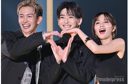 高橋文哉、綱啓永＆岡崎紗絵とシックなブラックコーデで降臨 顔寄せ合いハートポーズも【TGC2025A/W】
