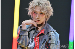 MAZZEL・NAOYA、派手メイク×金髪パーマが別人級 指噛む仕草で異彩オーラ放つ【TGC2025A/W】