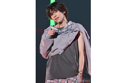 山下幸輝、袖を通さないパーカー斬新着こなし披露 逞しい腕のぞく【TGC2025A/W】