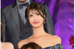 ABEMA瀧山あかねアナ「川サウナしてきました」美脚際立つ全身ショット公開「スタイル抜群」「脚長すぎ」