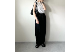 上下【ユニクロ】で完成。名品デニムで魅せるシンプル都会派バランス【40代の毎日コーデ】