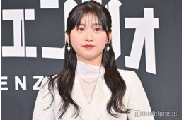 元日向坂46富田鈴花「父と母とイタリアへ」満喫ショット公開 デコルテ透けるノースリ私服に「金髪に黒似合う」「素敵な家族」