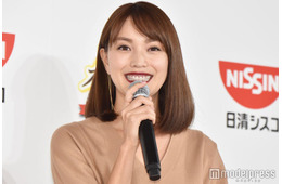 蛯原友里、美脚際立つしゃがみ姿「スタイル抜群」「組み合わせがおしゃれ」