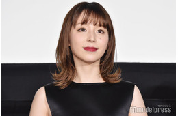 平野綾、キャミワンピで肌見せ 久々ヘナタトゥー姿も披露「かっこいいデザイン」「似合うのすごい」