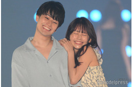 美男美女カップルクリエイター「復縁して6年」記念日でグアムへ ラブラブ2ショットに祝福の声