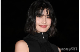 橋本愛、ミニTから美ウエストちらり「白Tにチョコ溢しても気高く街を歩いた日」