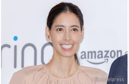 森泉、広々ダイニング公開 テーブルの上に巨大観葉植物が“占領”「圧巻」「オシャレ」の声