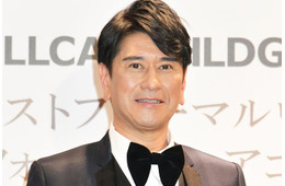 川崎麻世「隠し撮りされた」21歳年下妻との“銀ブラ”ショット公開「絵になる」「映画のワンシーンみたい」の声