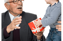 誕生日を迎えた50代の祖父　孫がプレゼントを渡した瞬間⇒祖母への”予想外の行動”に「まだ2歳なのに」「優しい」