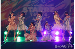 22/7、膝上ワンピから美脚ちらり キュート×クールのギャップで魅了【STARRZ TOKYO 2025】