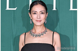 板谷由夏、大胆サイド空きドレスで美脚スラリ 宮澤エマ・吉田羊らドレスアップし集結【ブルガリ展覧会フォトコール第二夜】