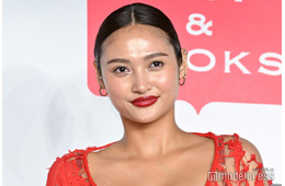 “驚異の10等身”香川沙耶、ブラック水着で美ヒップ際立つ プールショットに「もはや芸術」「色っぽい」