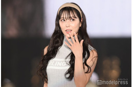 白間美瑠、ほっそり美脚際立つミニワンピ姿「眼福」「スタイル抜群」の声
