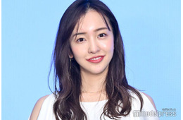 板野友美、白キャミ姿での海辺ショット披露「いつもと雰囲気違う」「かっこいい」の声