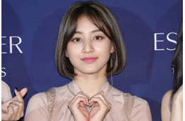 TWICEジヒョ、タイトミニで美脚全開「オーラ凄い」「ビジュ最強」と反響