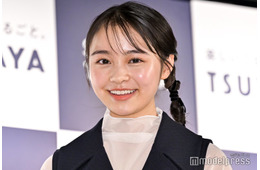 林芽亜里、ノースリ＆膝上ミニスカから美脚披露「スタイル抜群」「綺麗」の声