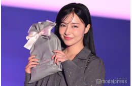 村瀬紗英、ストーンあしらわれたミニワンピで美脚輝く ガーリースタイルが可愛い【TGC北九州2025】