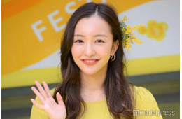 板野友美、“そっくり”娘の仕事体験ショット公開「遺伝子最強」「将来が楽しみ」と反響
