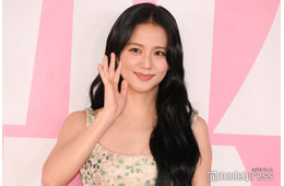 BLACKPINKジス、タイトミニワンピで美脚披露「圧巻のスタイル」「女神」の声