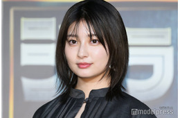 吉川愛、美肩際立つコーデで魅力あふれる「寿命伸びた」「大人の色気」の声