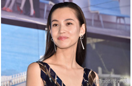 水原希子、黒ストッキングで美スタイル輝く秋コーデ「圧巻オーラ」「全てが完璧」絶賛の声