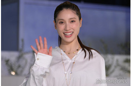 土屋太鳳、大胆衣装でヘアショー参加 ヘアカット前後の写真も公開「圧倒的美」「かっこいい」の声