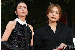 柴咲コウ&川口春奈、ドレスアップ姿で美の競演 レッドカーペット登場【第38回東京国際映画祭】