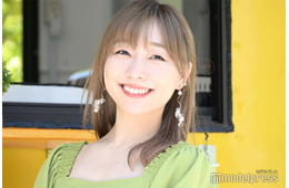 須田亜香里、ミニワンピ姿で“大はしゃぎ”「脚が綺麗すぎる」「ナチュラルな笑顔が素敵」の声
