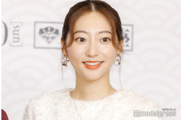 武田玲奈、ミニワンピ×ブーツ姿で美脚チラリ「小顔際立つ」「気品があって素敵」の声