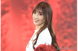 熊田曜子、引き締まった腹筋&美脚披露 “魅せ方のコツ”明かし共演者驚き【サツコレ2025A/W】