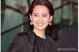 山崎紘菜、黒のミニ丈セットアップで圧巻の脚線美披露「洗練されててかっこいい」「華やかで上品」の声